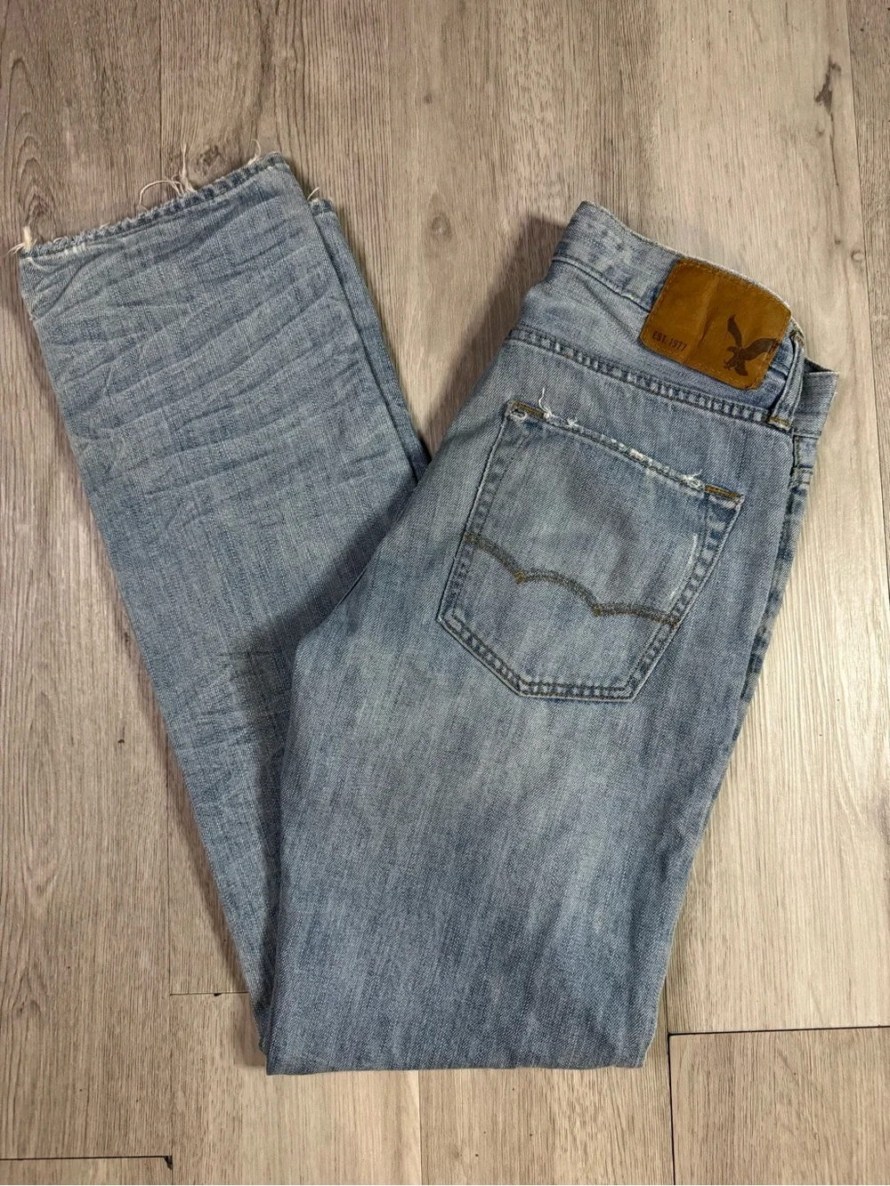 American Eagle Men’s Light Wash Slim Straight Blue Jeans 28x32 Ripped Distressed
